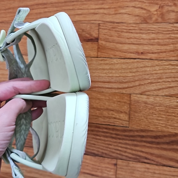 Chaco sliper sandals lime green, womens 10, very comfortable - Picture 7 of 8